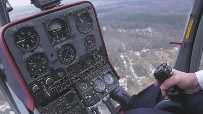 在直升机的飞行员保持杆控制系统处查看。里面有摄像头。驾驶舱。高度。飞行