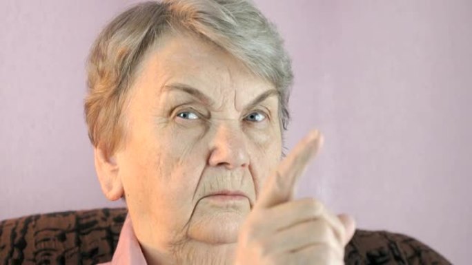 老年妇女在脸前挥动食指