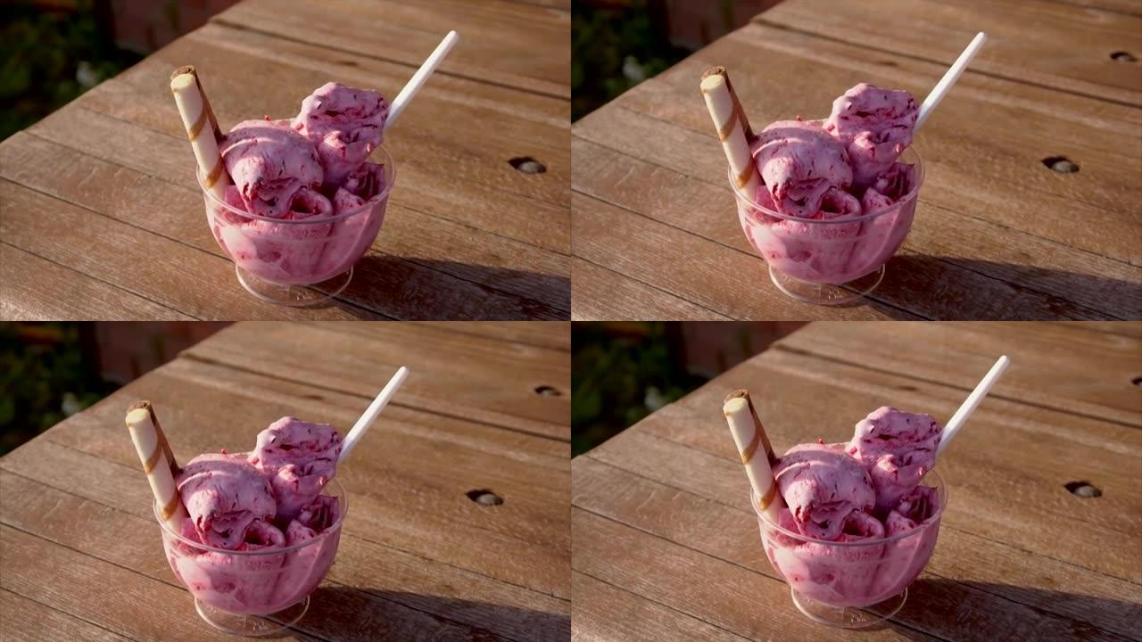 木质背景上有樱桃风味的美味油炸冰淇淋
