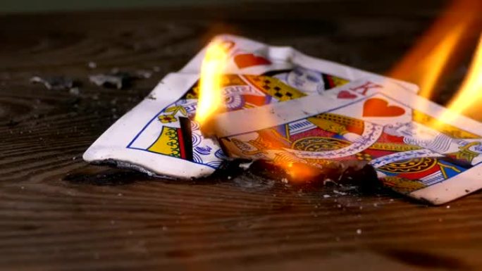 燃烧的扑克牌红桃k和q