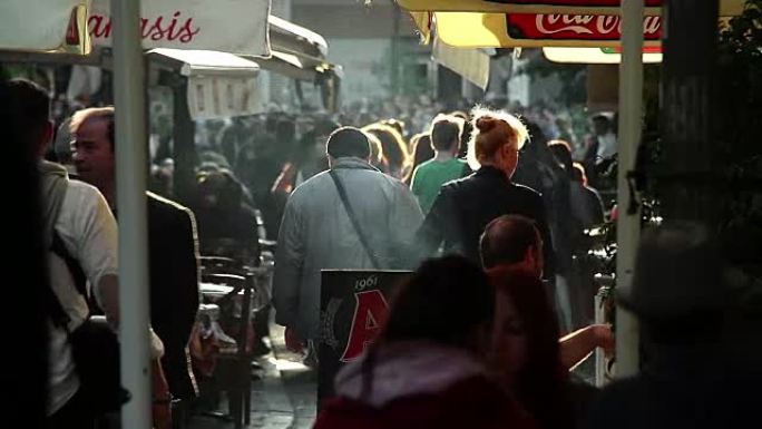 雅典日落时走在街上的游客: 旅游、购物