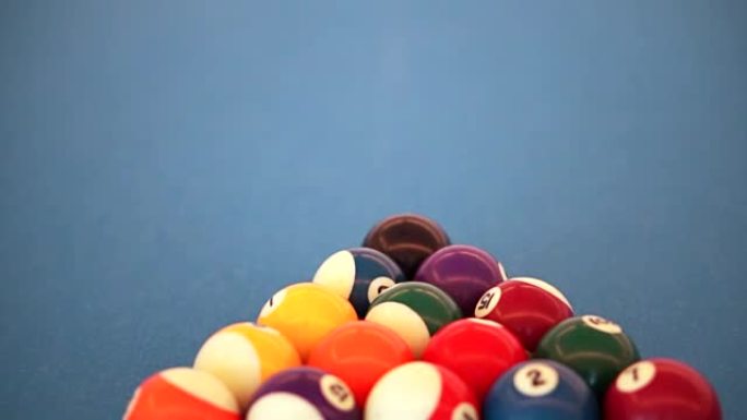 台球三角形和白色球在蓝色的桌子上。抽象的业务决策与风险