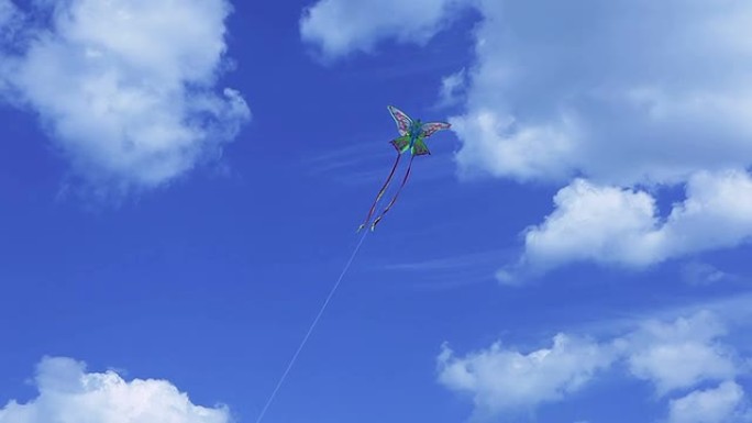 蝴蝶形状的彩色风筝在蓝天下