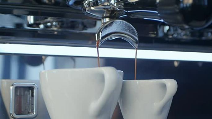 专业浓缩咖啡机将看起来浓郁的新鲜咖啡倒入整洁的陶瓷杯中