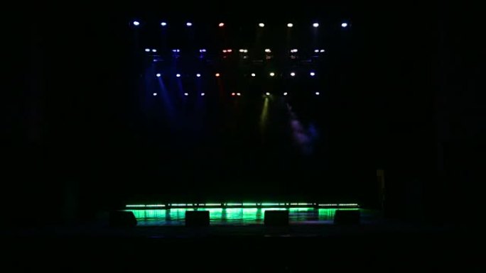 舞台上的照明设备。