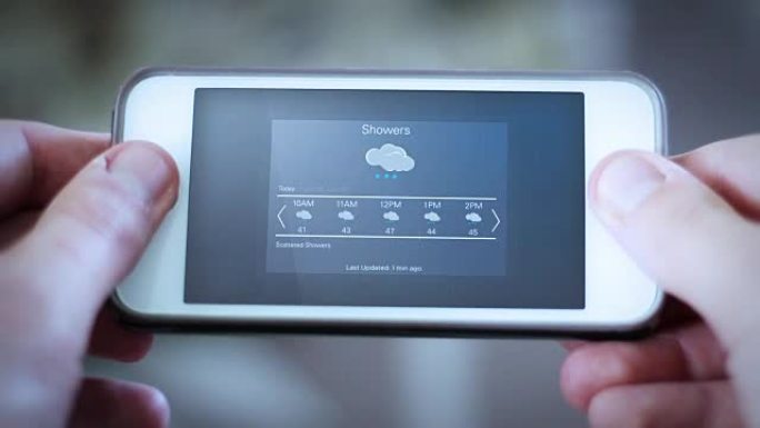 男子低头看带有天气应用界面的智能手机应用程序-阵雨