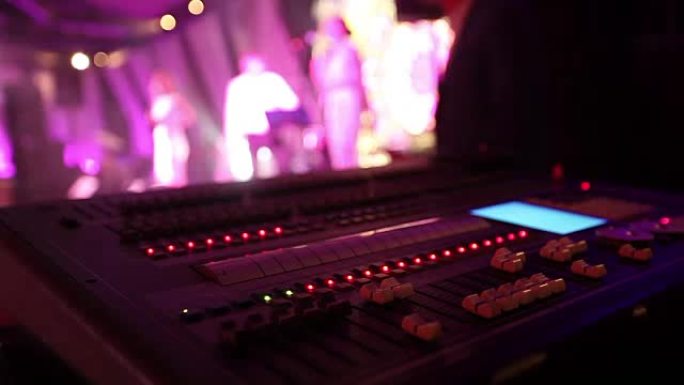 音乐会中专业音频控制台附近的Soundman，音乐会期间的混音器控制台，混音器，控制工程师，选择性聚