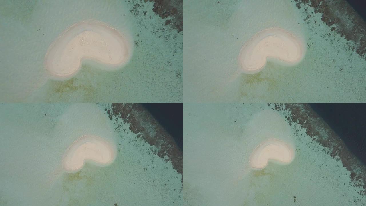 马尔代夫环礁心形沙洲无人机鸟瞰图