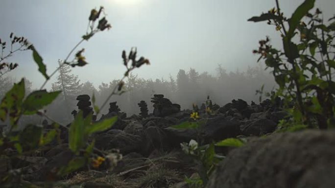 云停在山上。