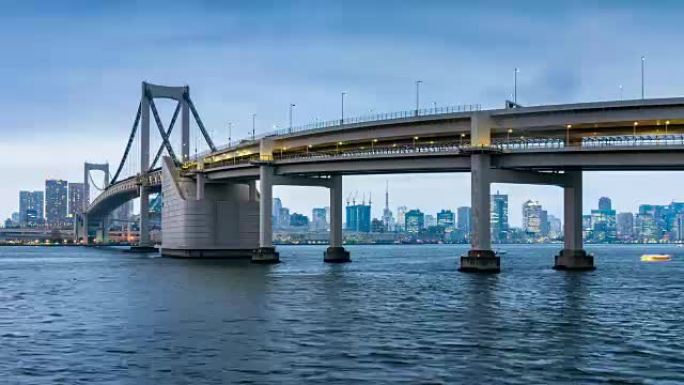 日夜延时: 彩虹桥与东京塔和东京湾shutoo高速公路日本台场市区11号