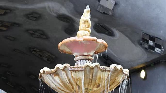 在奥地利维也纳的Hundertwasserhaus附近晴天运行的淡水喷泉