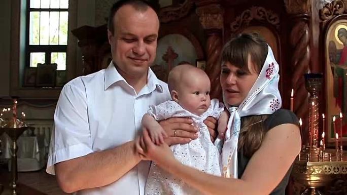洗礼仪式结束后，母亲和父亲在东正教教堂带着婴儿