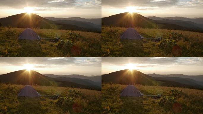 山中旅游帐篷上的夕阳，风吹动了小草