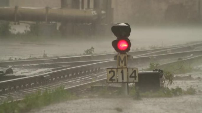 雨下铁路上的红绿灯/俄罗斯