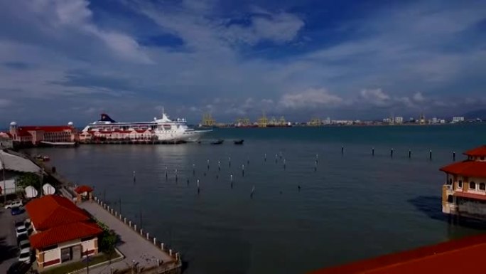 空中: 在船码头附近起飞。槟岛。