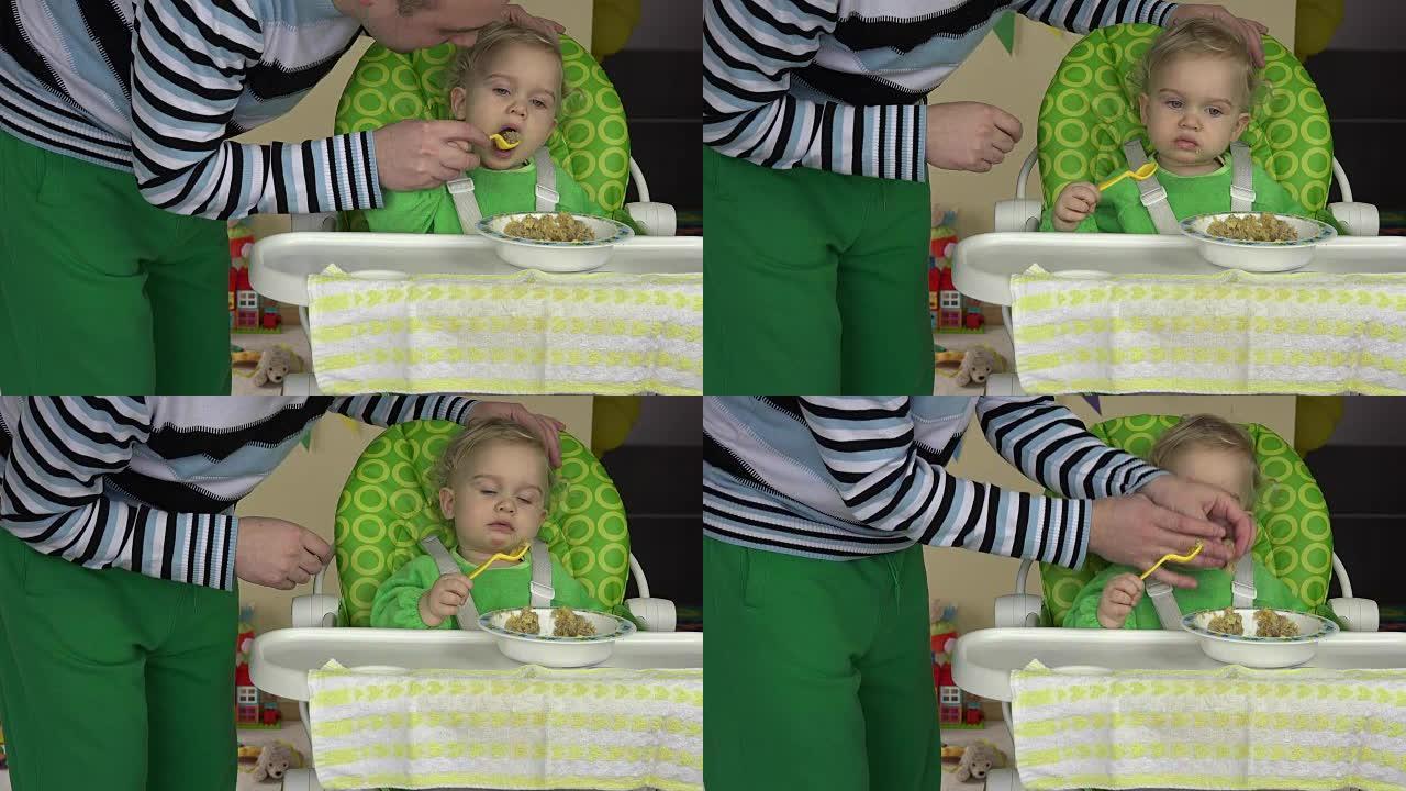 父亲学习女婴用勺子吃稀粥坐在高脚椅上。全高清