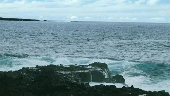 一场风暴警告海浪正在冲向岩石