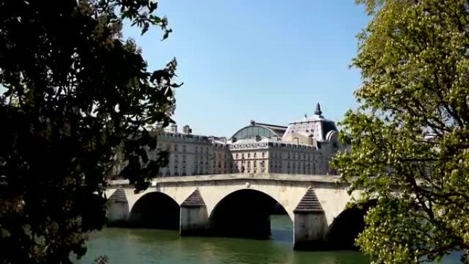 卢浮宫博物馆附近的桥。法国巴黎