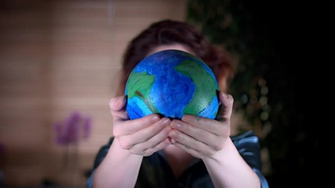 4k女人手握地球地球模型