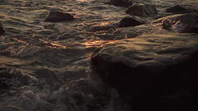 缓慢的mo尖锐的石头在水中与波浪