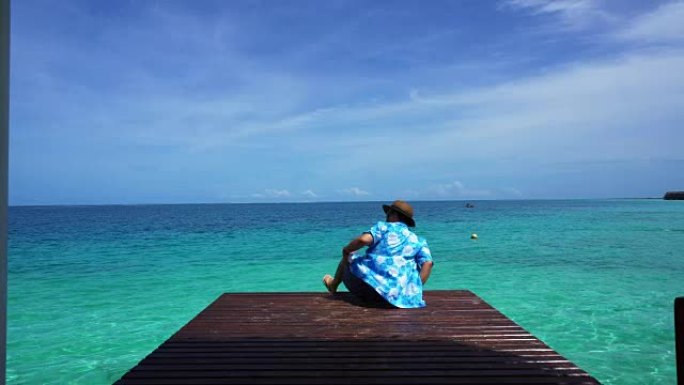 女人在马尔代夫海洋甲板上观看海景