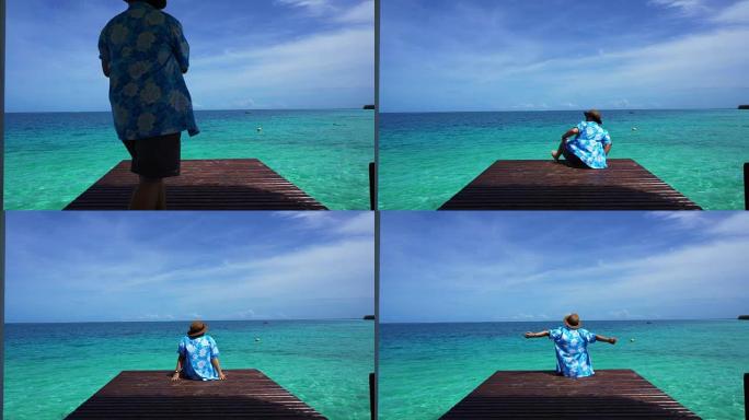 女人在马尔代夫海洋甲板上观看海景