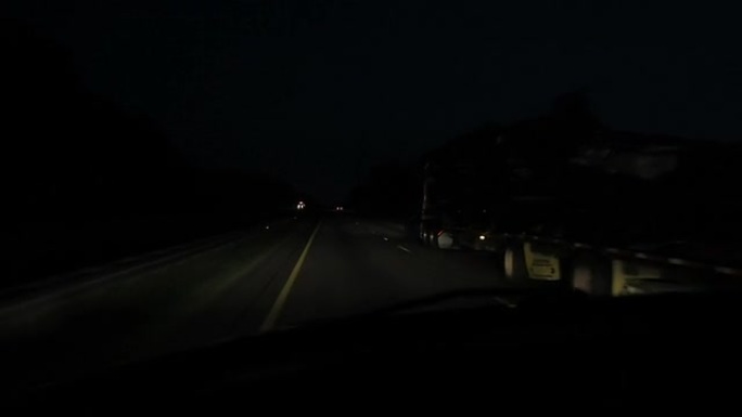 夜间在高速公路上通过半