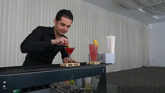 调酒师在酒吧服务鸡尾酒饮料在慢动作