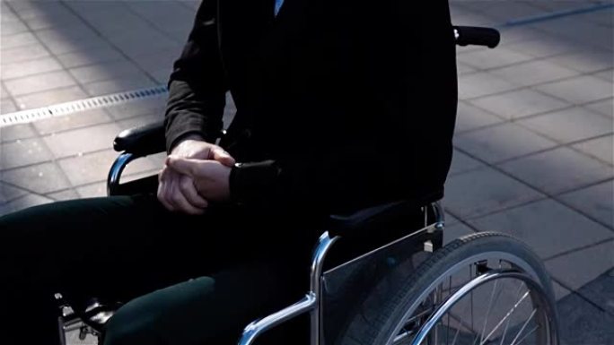 户外轮椅上的悲伤残疾商人