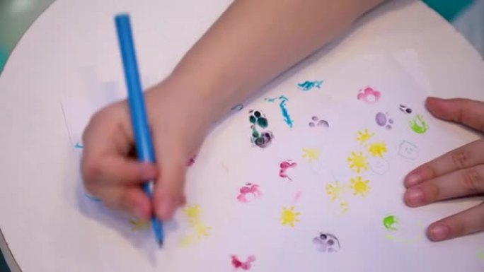 小女孩在学龄前教室里素描和绘画