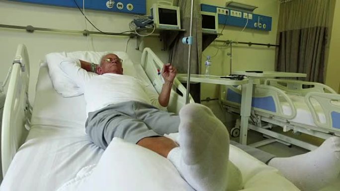 70岁以上的老人在医院病床上从手术中康复