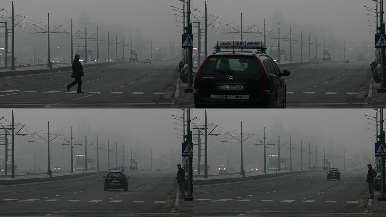 男子在雾蒙蒙的清晨穿越宽阔的高速公路