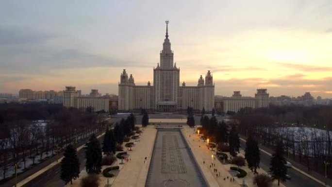 日落时的莫斯科国立大学的小巷和建筑物鸟瞰图