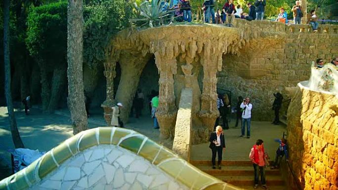 巴塞罗那: 在该市主要旅游景点之一的帕尔·奎尔 (Parc Guell) 拍摄的时间流逝