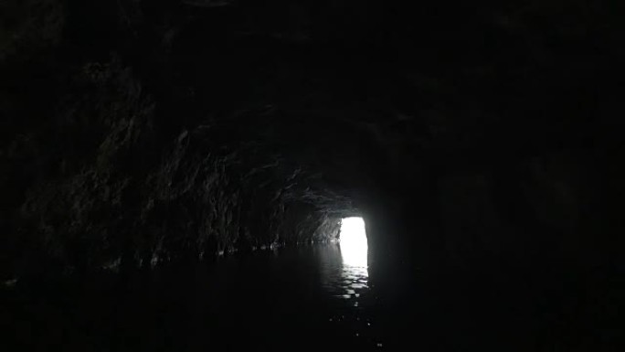 乘船穿越越南下龙湾的石灰岩洞穴
