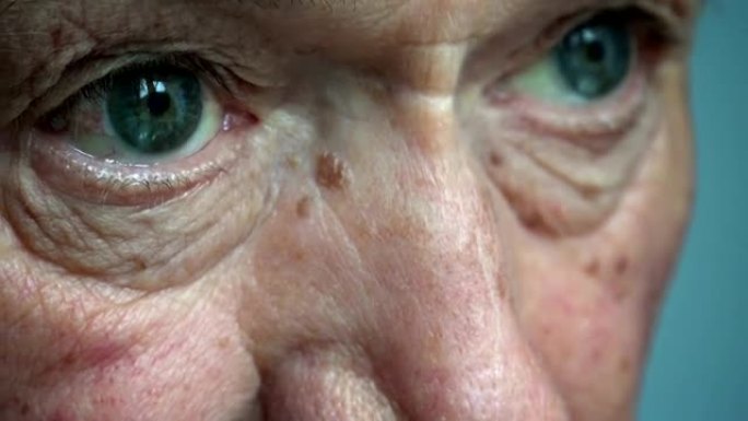 老人的眼睛: 一个老人在相机里看的特写肖像