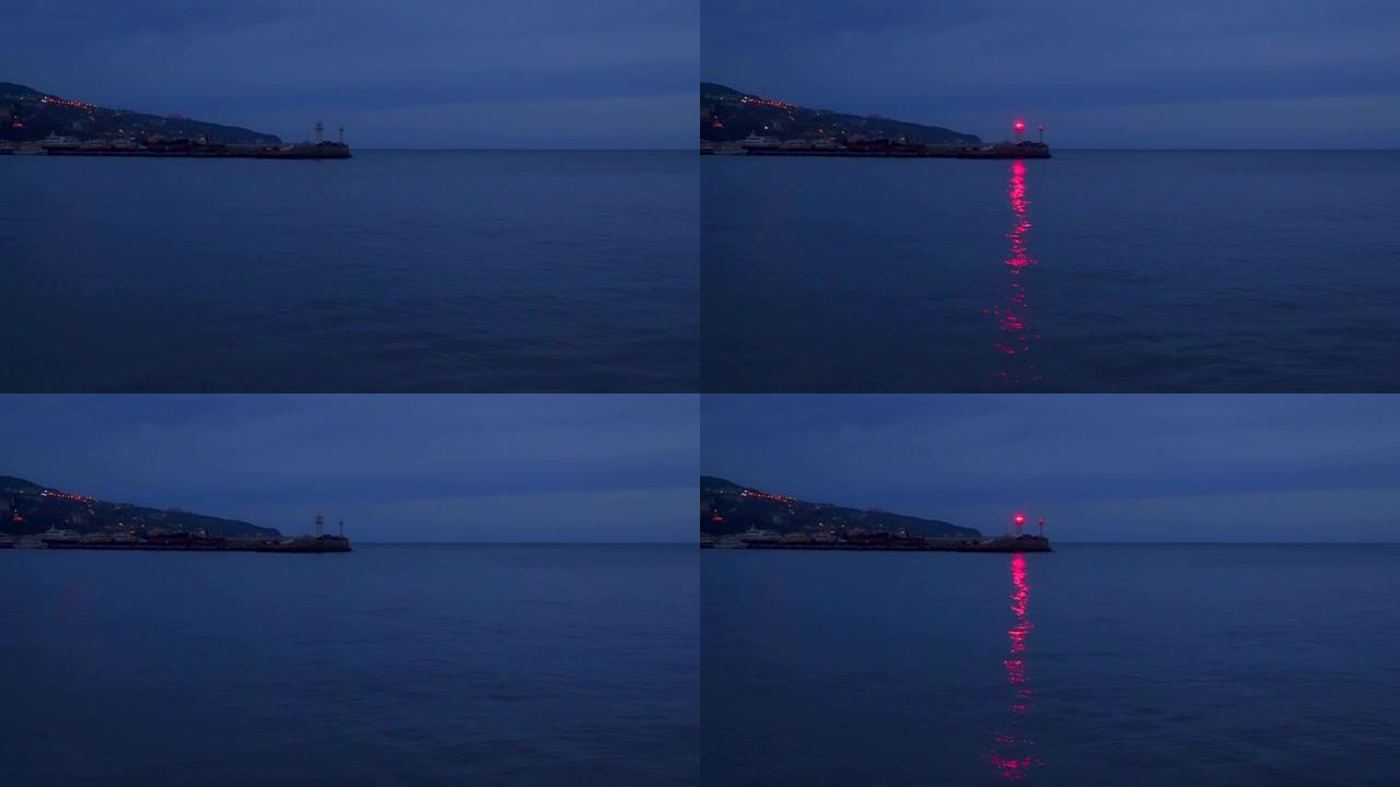 灯塔在夜间在码头上闪烁