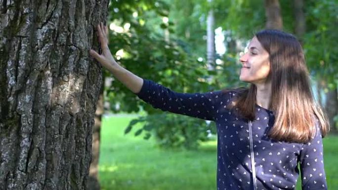 女人微笑着触摸树
