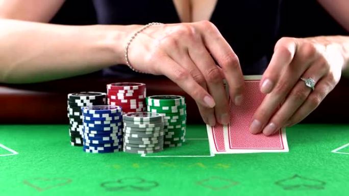扑克玩家看着她的牌和支票。赌博、风险、运气、赢、乐趣和娱乐的概念。普洛雷斯·富勒德