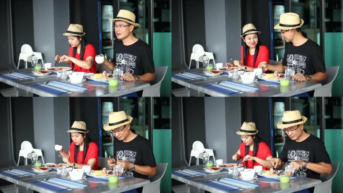 亚洲夫妇在餐厅一起吃早餐