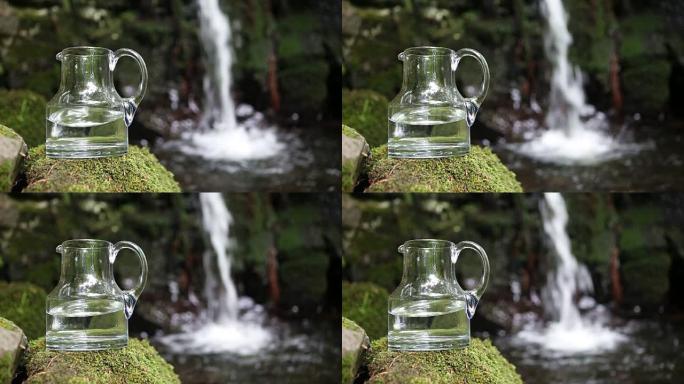 背景为淡水和瀑布的玻璃水瓶