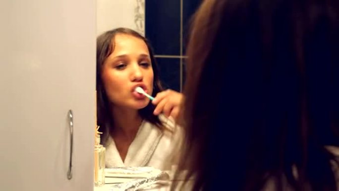 年轻美女在镜子前刷牙