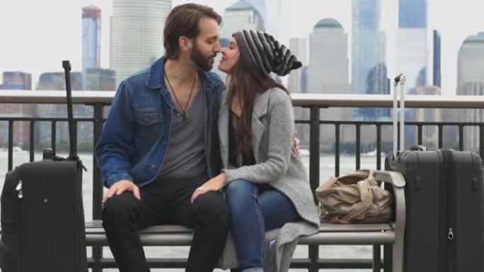 异性恋夫妇旅行者坐在长凳上等待在纽约市