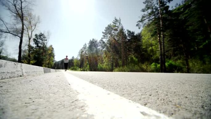 女子跑友在山地公路上慢跑训练马拉松。