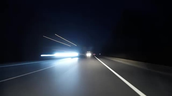 POV延时快速汽车在晚上驾驶旧乡村道路。迎面而来的卡车流量。驾驶pov老路延时/超流之夜。Pov夜间
