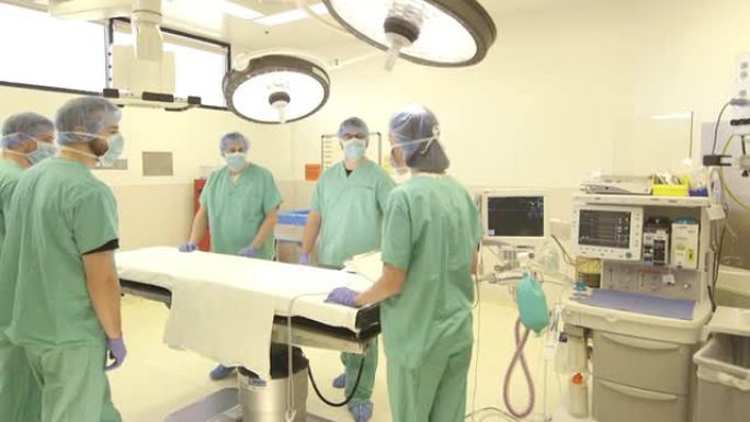 女外科医生在手术台上向手术团队介绍