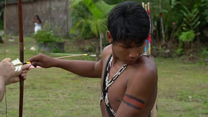 在巴西训练旅游弓箭的土著人