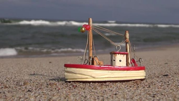 沙滩上的木制船模型玩具
