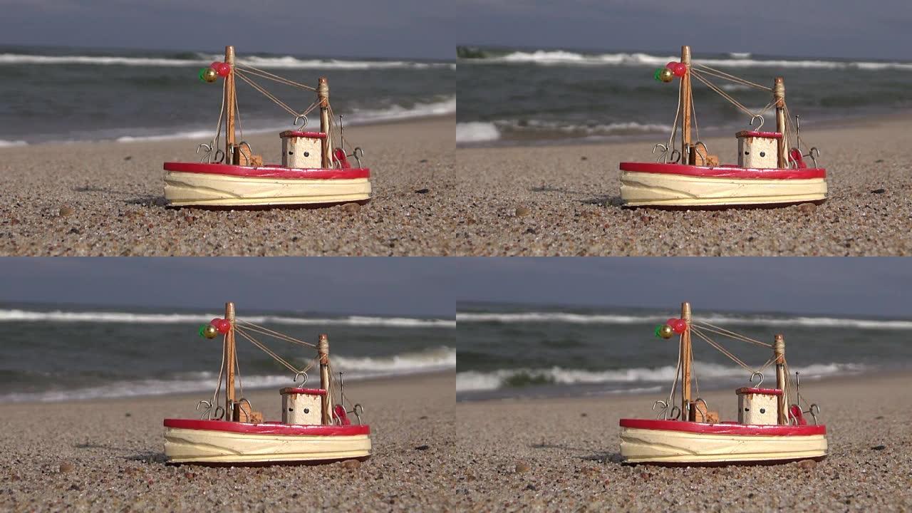 沙滩上的木制船模型玩具