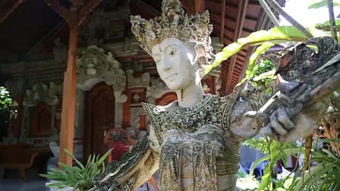 古代石雕 -- 印度尼西亚巴厘岛房子里的雕像